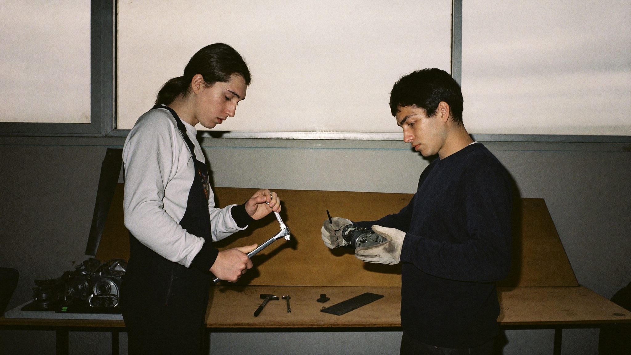 Studenti in un laboratorio scolastico italiano al lavoro su macchinari tecnici
